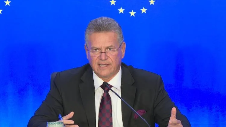 EU trade commissioner briefs media on outcomes of talks with China