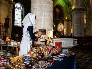 ENQUÊTE. Icônes, miel… et drones : des religieuses collectent-elles de l’argent en France pour soutenir l’armée russe ?