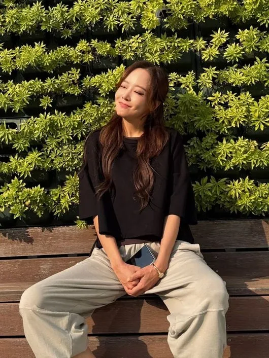 '백종원♥' 소유진, 세 아이 엄마 맞아?...벤치에 앉아 포착된 '20대 비주얼'