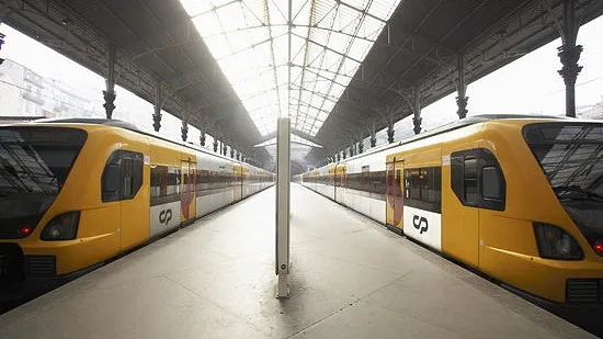 Passe ferroviário verde devia chegar esta semana aos urbanos de Lisboa e Porto. Governo diz agora que não há data