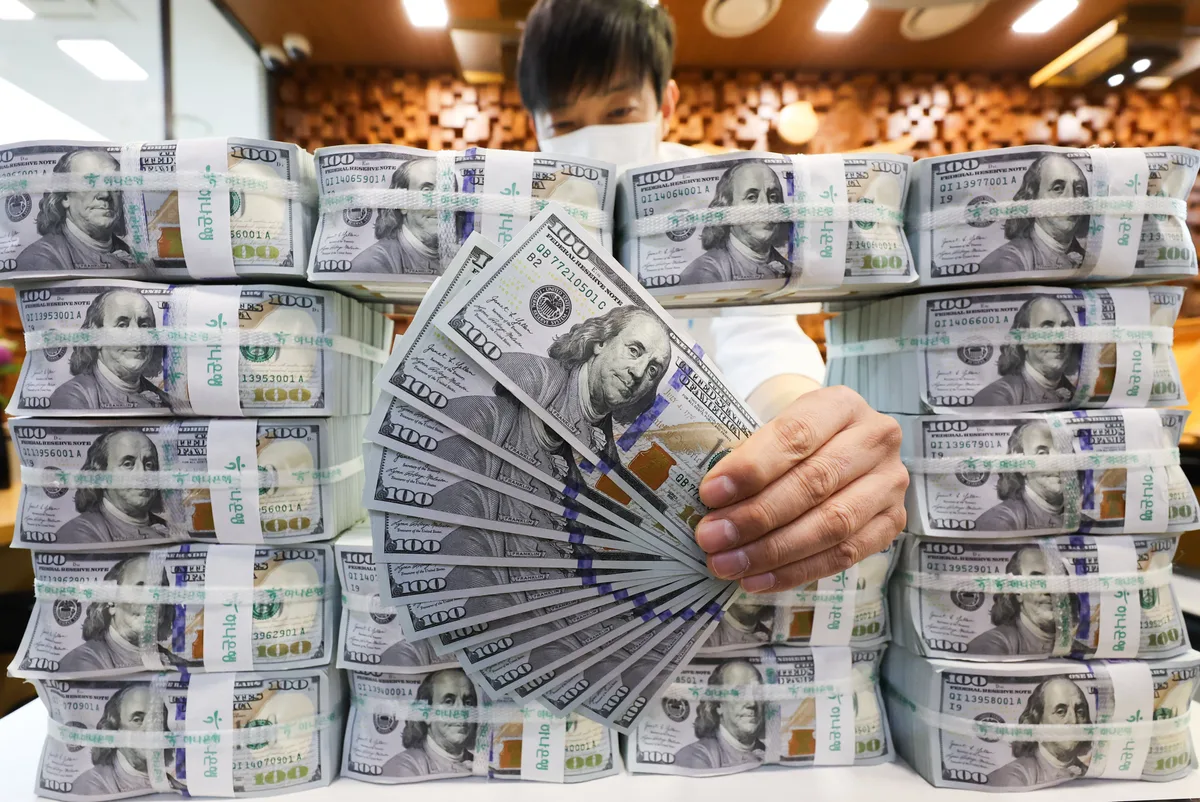 환율 1300원대 내려오자 달러예금 ‘역대 최대’…금·예금엔 뭉칫돈, ETF·‘빚투’는 감소