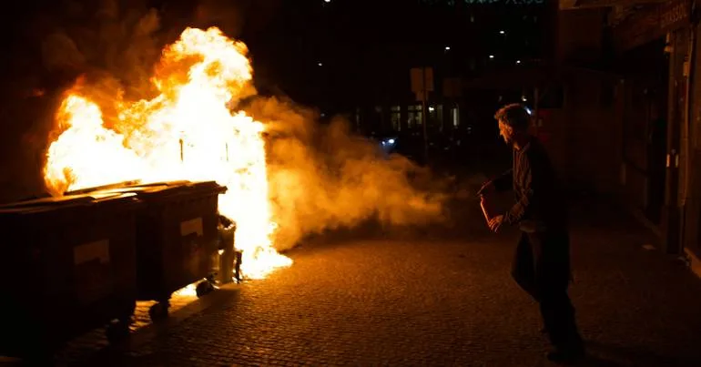 A madrugada da "revolução" sem polícia na Praça D. João I