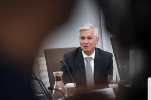 Diretor do Fed diz estar aberto a deixar juros inalterados se inflação recuar