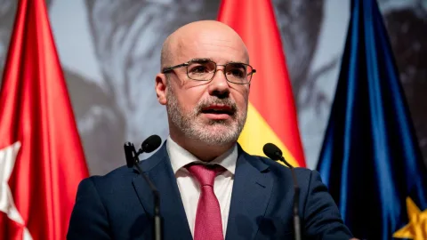 El delegado del Gobierno en Madrid reacciona a la última del equipo de Ayuso con el ático: "Cada vez apesta más"