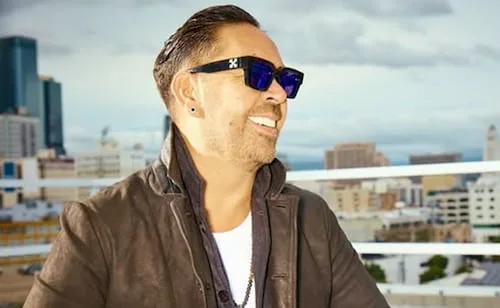 Jorge D'Alessio cae del escenario durante concierto; Matute se pronuncia sobre el estado de salud del cantante