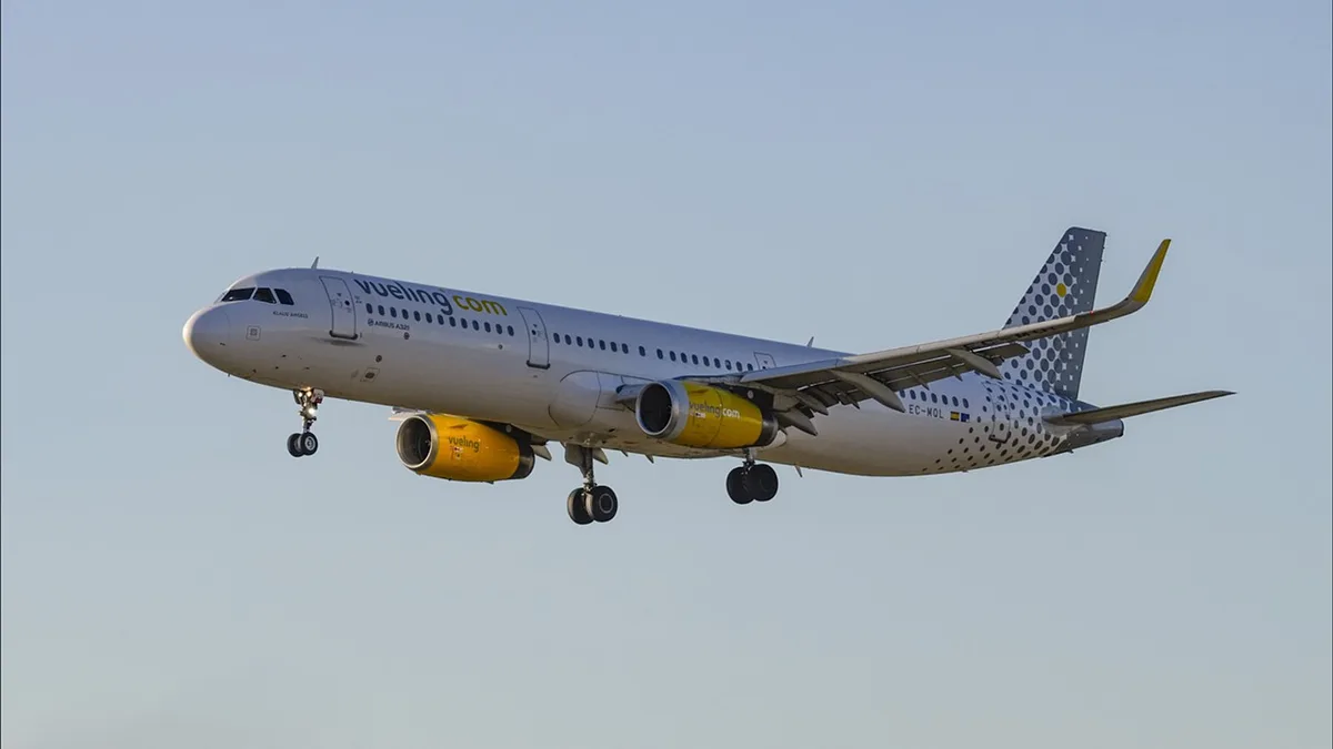 Avião aterra de emergência em Barcelona após colidir com pássaros. Motor incendiou