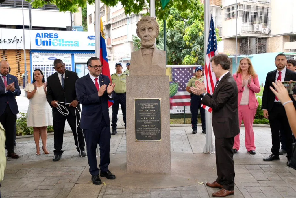 John Barrett destacó el legado de Abraham Lincoln durante reinauguración de plaza en Baruta
