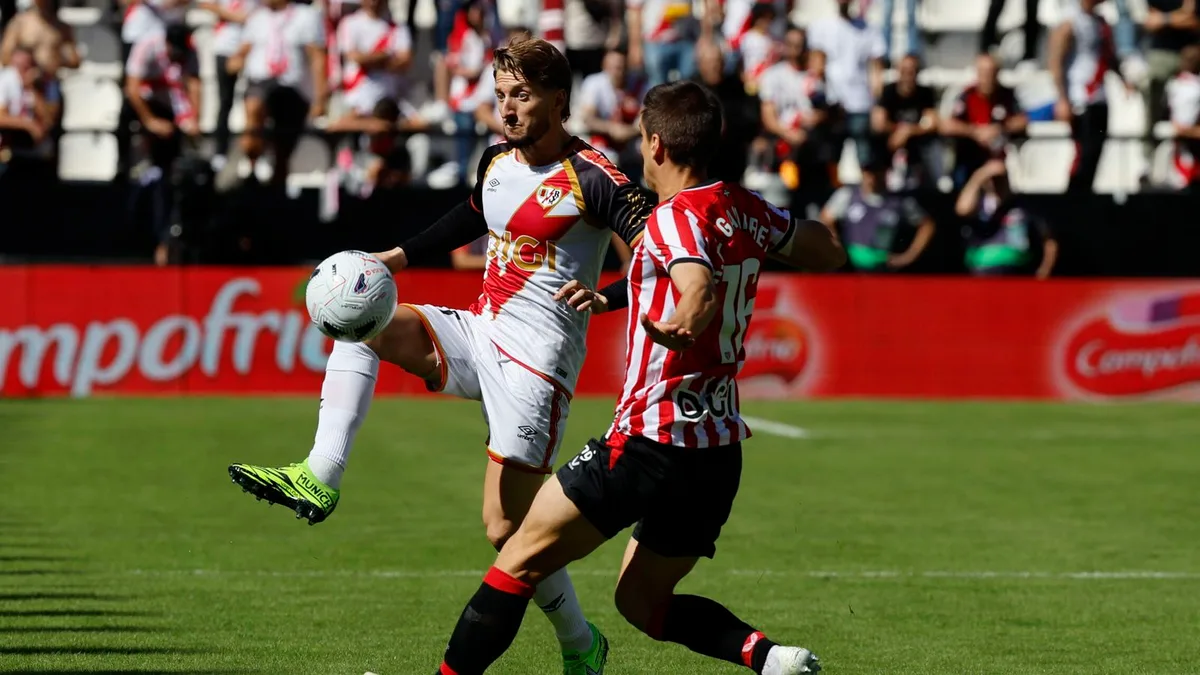 Detenido el Rayo-Athletic por el lanzamiento de objetos sobre el césped en protesta contra Presa