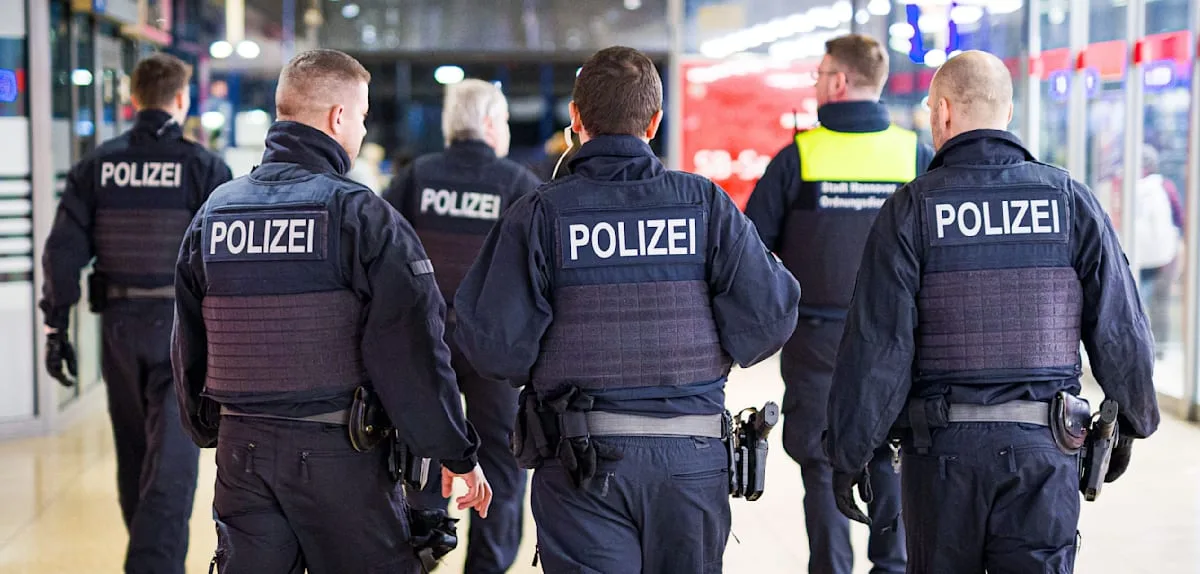 Frau zeigt „Hitlergruß“ im Zug – Mitreisende greifen ein