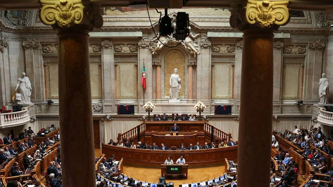 Nova lei das bandeiras aprovada com votos a favor do PSD e IL