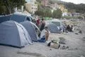 Los inmigrantes vuelven a ocupar la playa de El Trampolín de Ceuta tras ser desalojado para la limpieza