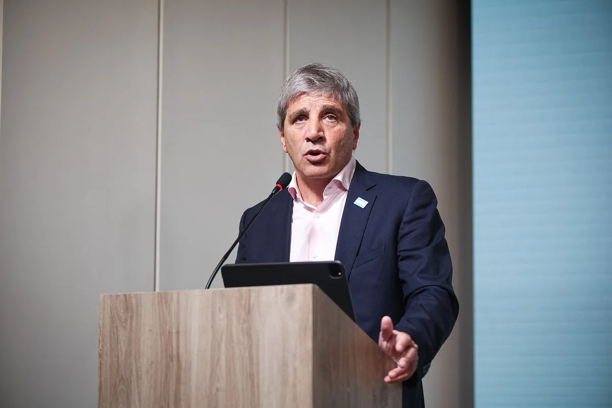 Caputo con inversores: cómo promete un excedente financiero para 2027 sin refinanciar deuda