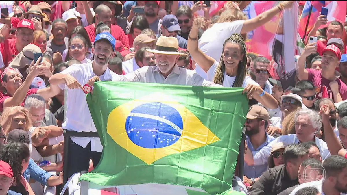 Presidente Lula, candidato à reeleição pelo PT, participa de passeata no Distrito Federal