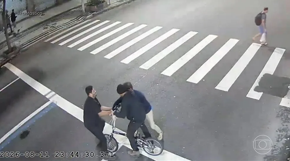 Novas imagens mostram como começaram agressões a homem que sofreu linchamento em Copacabana