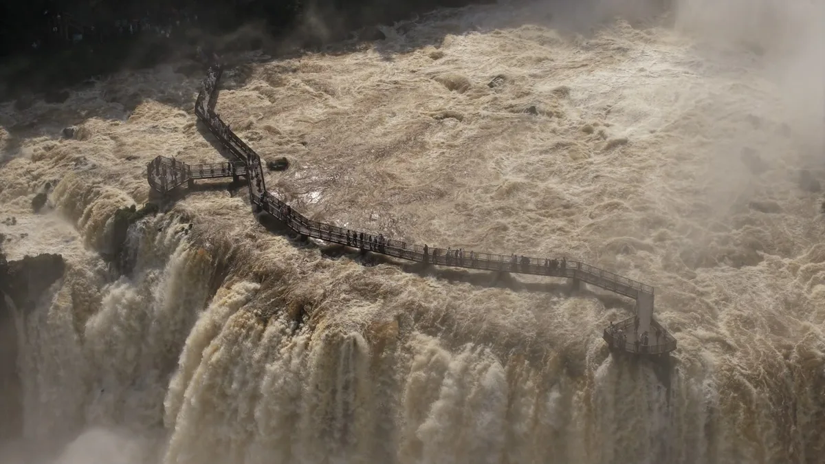 De Curitiba a Foz do Iguaçu, entenda como a água percorre mais de 700 km e faz a vazão das Cataratas aumentar milhões de litros