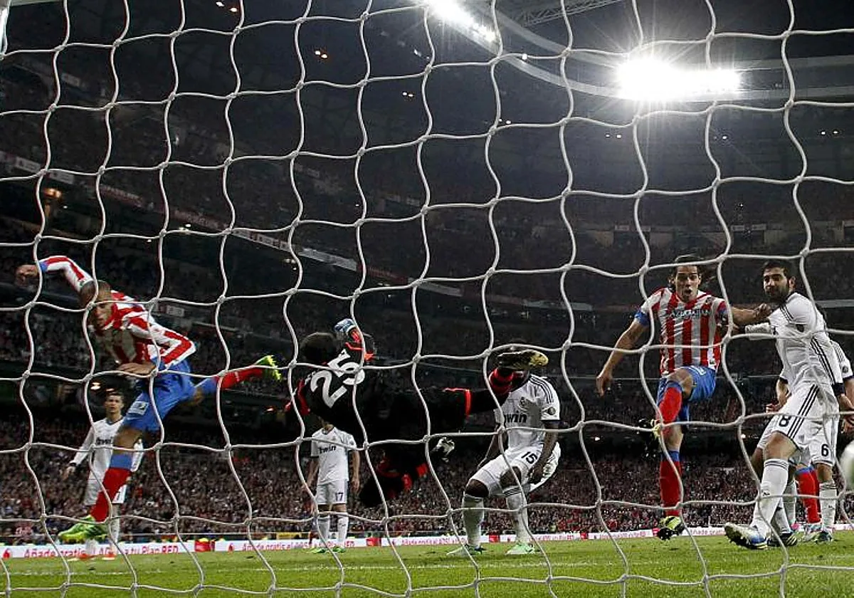 Miranda, el central que sacó a Mourinho del Madrid: «Mi gol cambió la historia del Atleti»