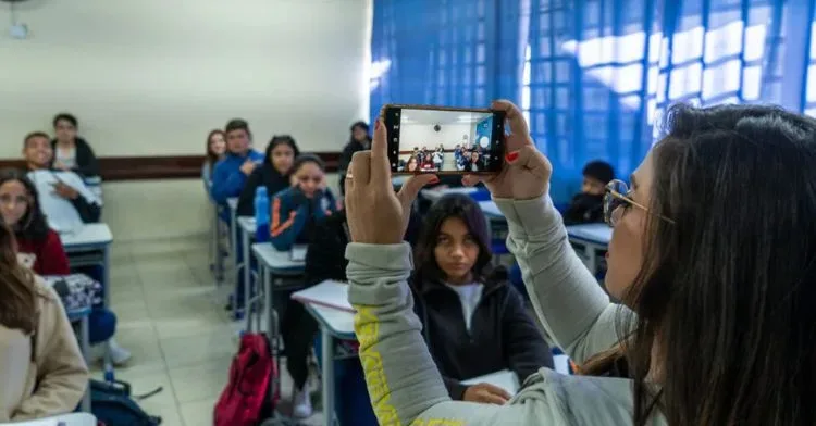 Uso de reconhecimento facial para registrar presença de alunos é suspenso em escolas do Paraná