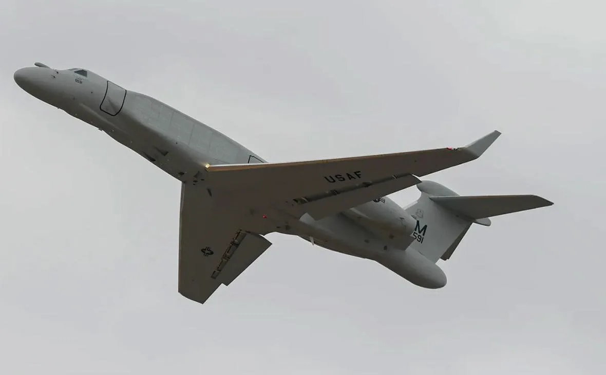 Самолет РЭБ США EA-37B совершил серию полетов у Калининградской области