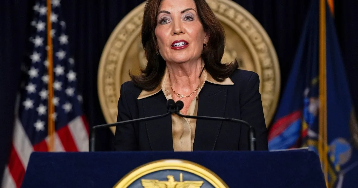 Kathy Hochul firma una nueva ley sobre cannabis en Nueva York: microempresas y dispensarios podrán vender en mercados agrícolas y eventos