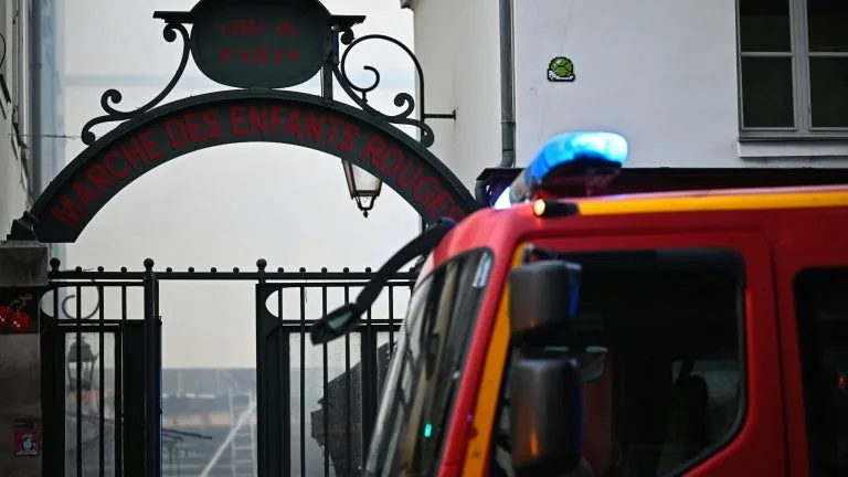 Emmanuel Grégoire promet de reconstruire le marché des Enfants rouges ravagé par un incendie à Paris, une collecte des dons ouverte par la Fondation du patrimoine