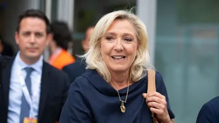 "Après des mois de normalisation, Marine Le Pen réactive un marqueur" : pourquoi le RN replace la question du voile dans le débat présidentiel