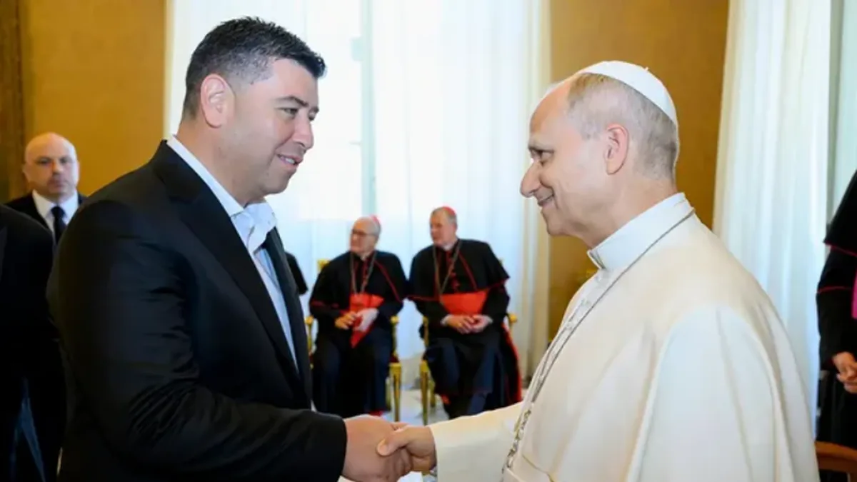 La CGT muestra foto con León XIV en el Vaticano y se ilusiona con un encuentro en Argentina