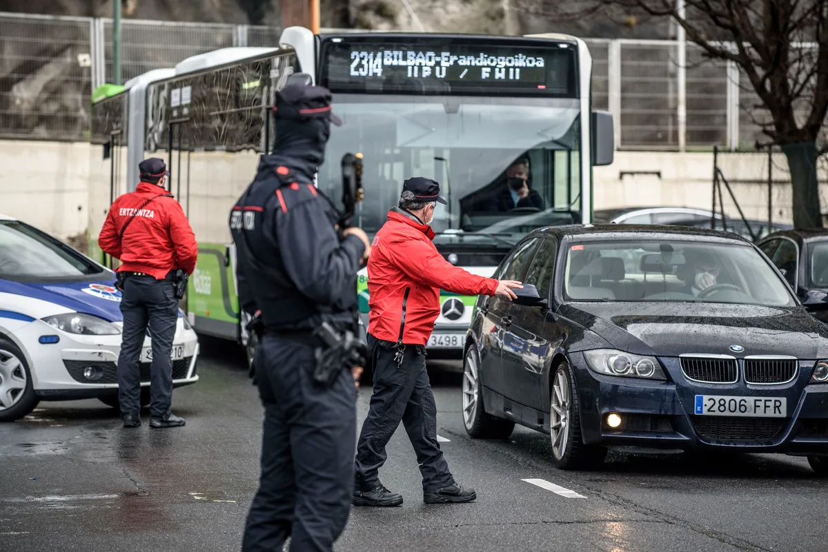 La Ertzaintza detiene por terrorismo a dos radicales 'abertzales' con datos de guardias civiles destinados en Euskadi
