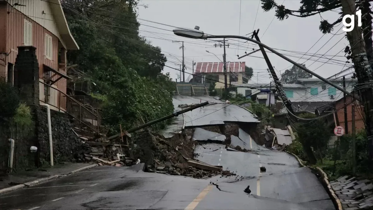 Dois anos após desabamento, rua de Gramado que colapsou durante enchente em 2024 começa a ser reconstruída