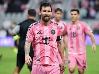 VIDÉO. Pas content ? Quadruplé ! Lionel Messi éclabousse la nuit de son talent et relance spectaculairement Miami