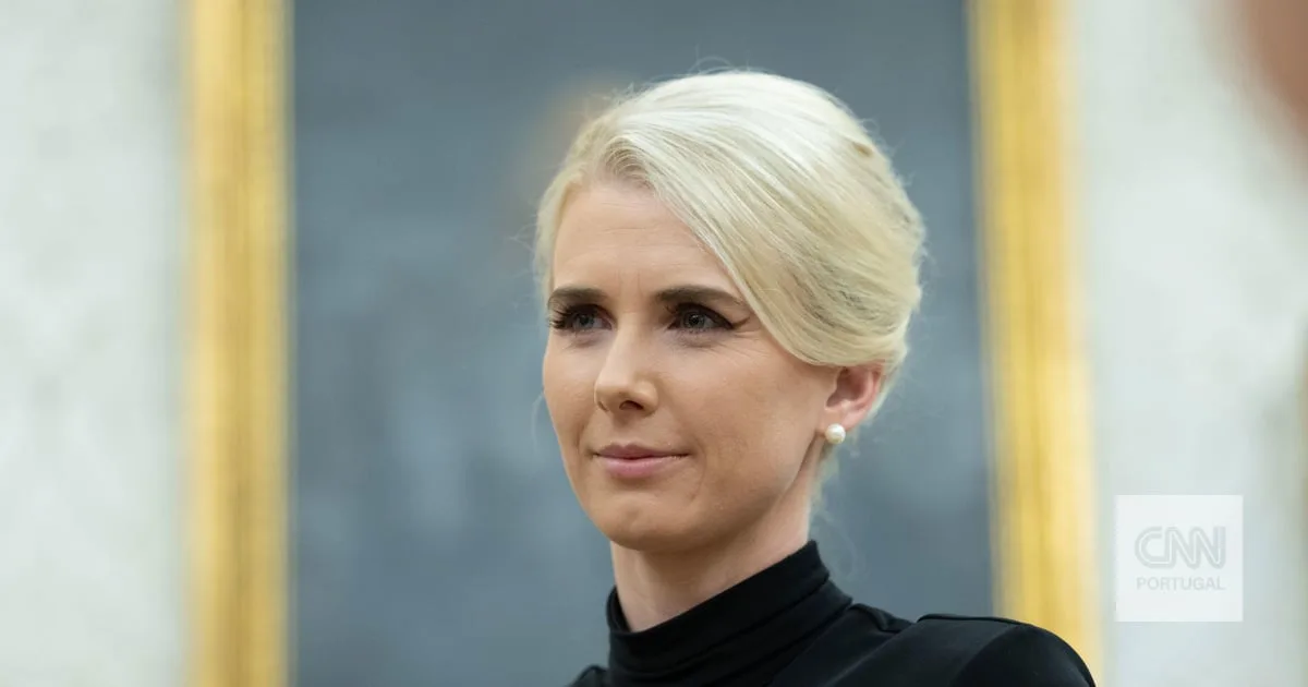 Uma vez viajou na bagageira: esta é a assessora de Trump de que todos estão a falar