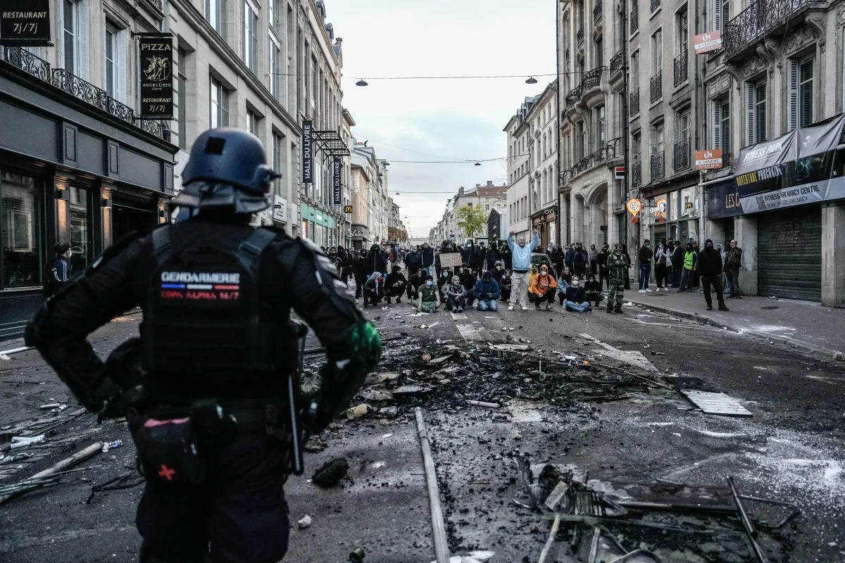 Protesto na França deixa 1 morto, 2.000 presos e 600 policiais feridos