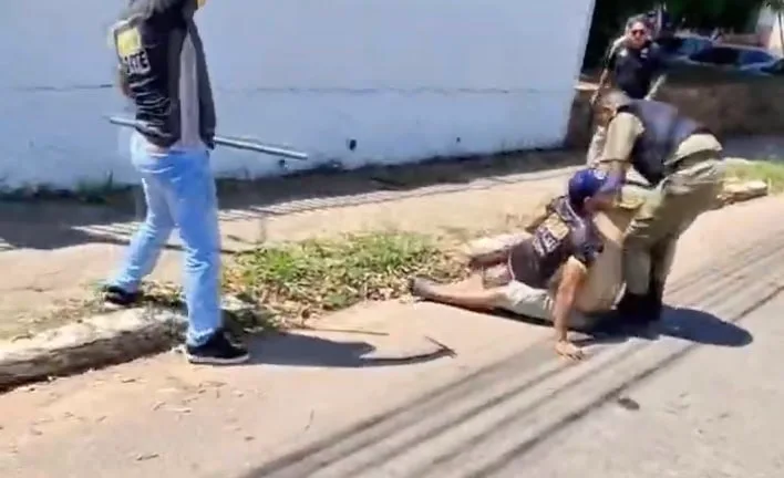 Vídeo mostra segurança armado e populares contendo homem com faca no centro de Rio Branco