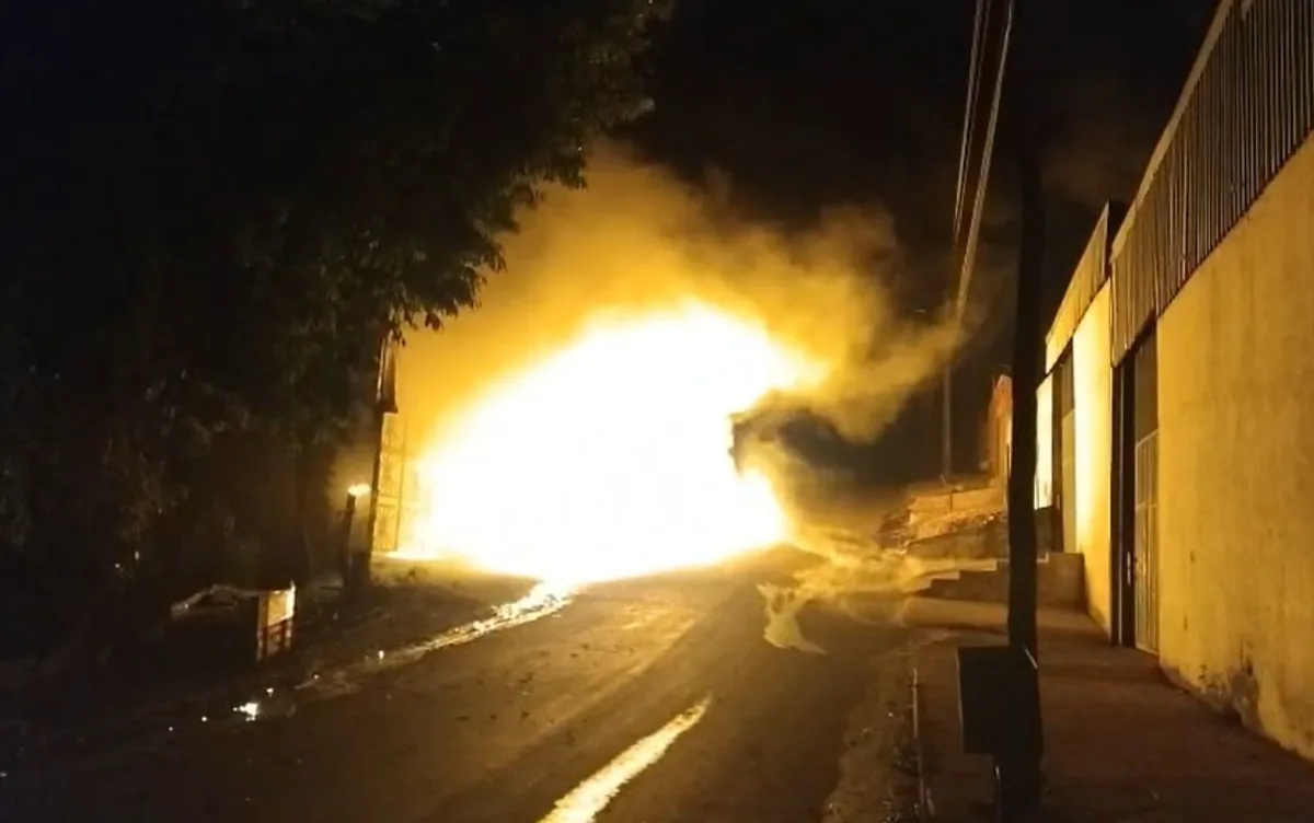Incêndio atinge depósito de materiais recicláveis em Anápolis
