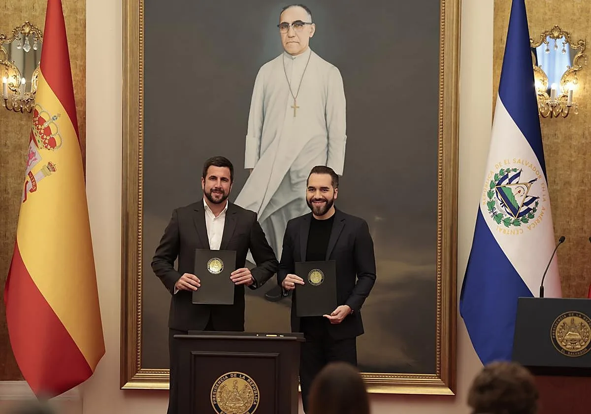 Riquelme firma con el Gobierno de Bukele un acuerdo para invertir 2.588 millones de euros en energía y agua