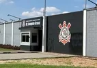 Torcedores do Corinthians soltam rojões e apontam arma para repórter no CT