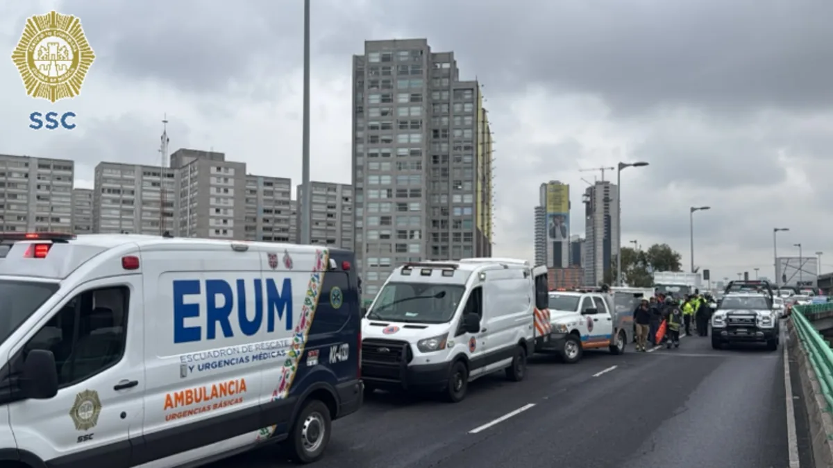Volcadura en segundo piso de Periférico deja al menos 12 trabajadores de limpia heridos