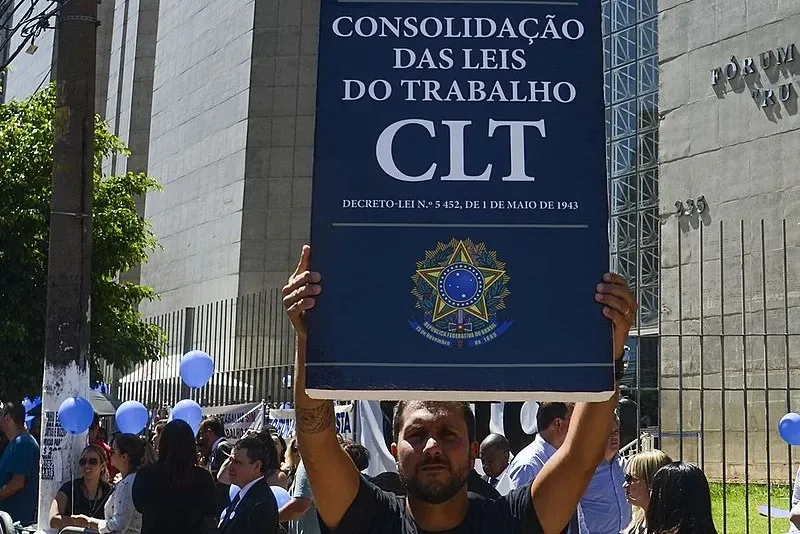 A CLT é realmente ultrapassada?