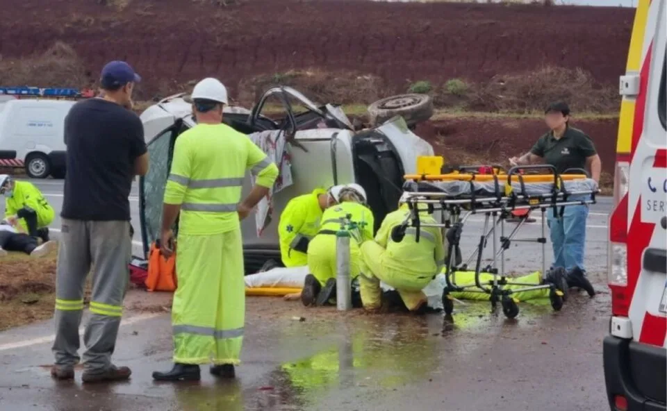 Duas mulheres morrem, e criança de 6 anos fica ferida após carro capotar diversas vezes no Contorno Oeste, em Cascavel