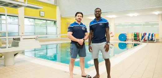 Kostenlose Schwimmkurse für ältere Kinder und Jugendliche in Berlin: Ganz in ihrem Element