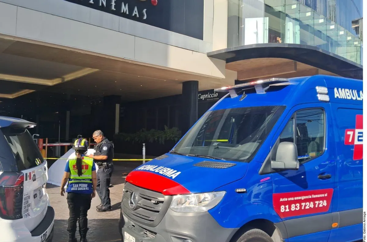 Indagan muerte de pareja en San Pedro, NL; hombre cayó al vacío y mujer fue hallada en habitación