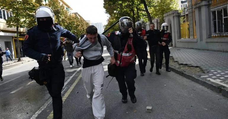 Protestos. Polícia usa canhões de água e gás lacrimogéneo