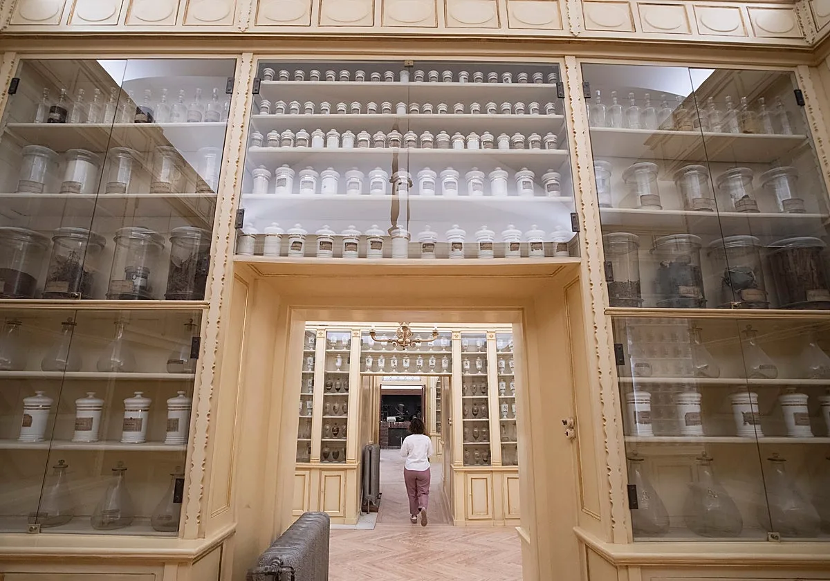 Del botiquín de viaje de Isabel II al laboratorio de los años veinte: el Palacio Real se prepara para abrir su botica