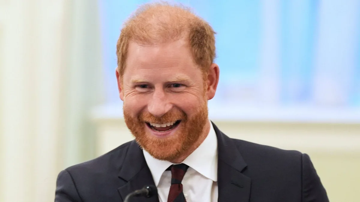 La significativa sonrisa del príncipe Harry en su último acto público cuando ya había comunicado a su padre su inminente regreso