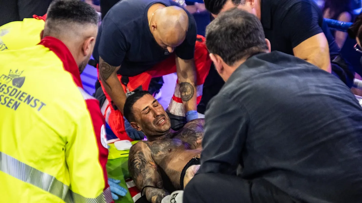 Sanitäter tragen Fighter aus dem Ring - Kampf von Unfall überschattet!