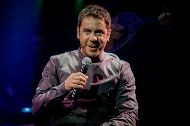 En Grèce, la mort d’un chanteur populaire relance le débat sur les cliniques de rajeunissement