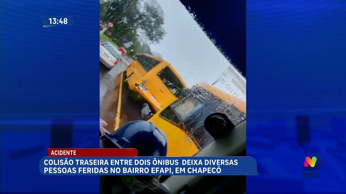 Colisão traseira entre dois ônibus deixa diversas pessoas feridas no Bairro Efapi em Chapecó
