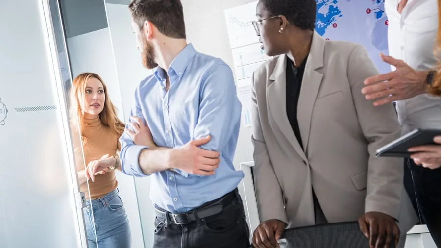 Kontroll-Zwang unter Kollegen: Hilfe, mein Kollege micromanaged mich - was hilft?