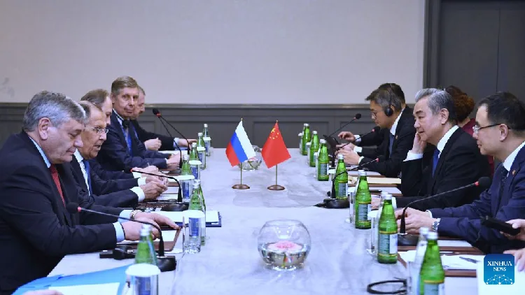 Chinese FM meets Russian counterpart in Azerbaijan