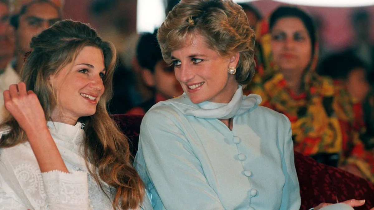 Jemima Goldsmith vuelve a casarse a los 52: la íntima amiga de Diana de Gales y ex de Hugh Grant elige un original vestido de novia con transparencias
