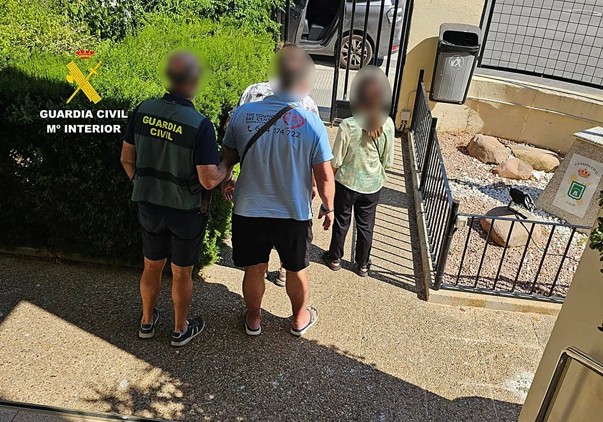 El plan para robar la fortuna de una anciana: los estafadores colocaron fotos suyas por toda la casa